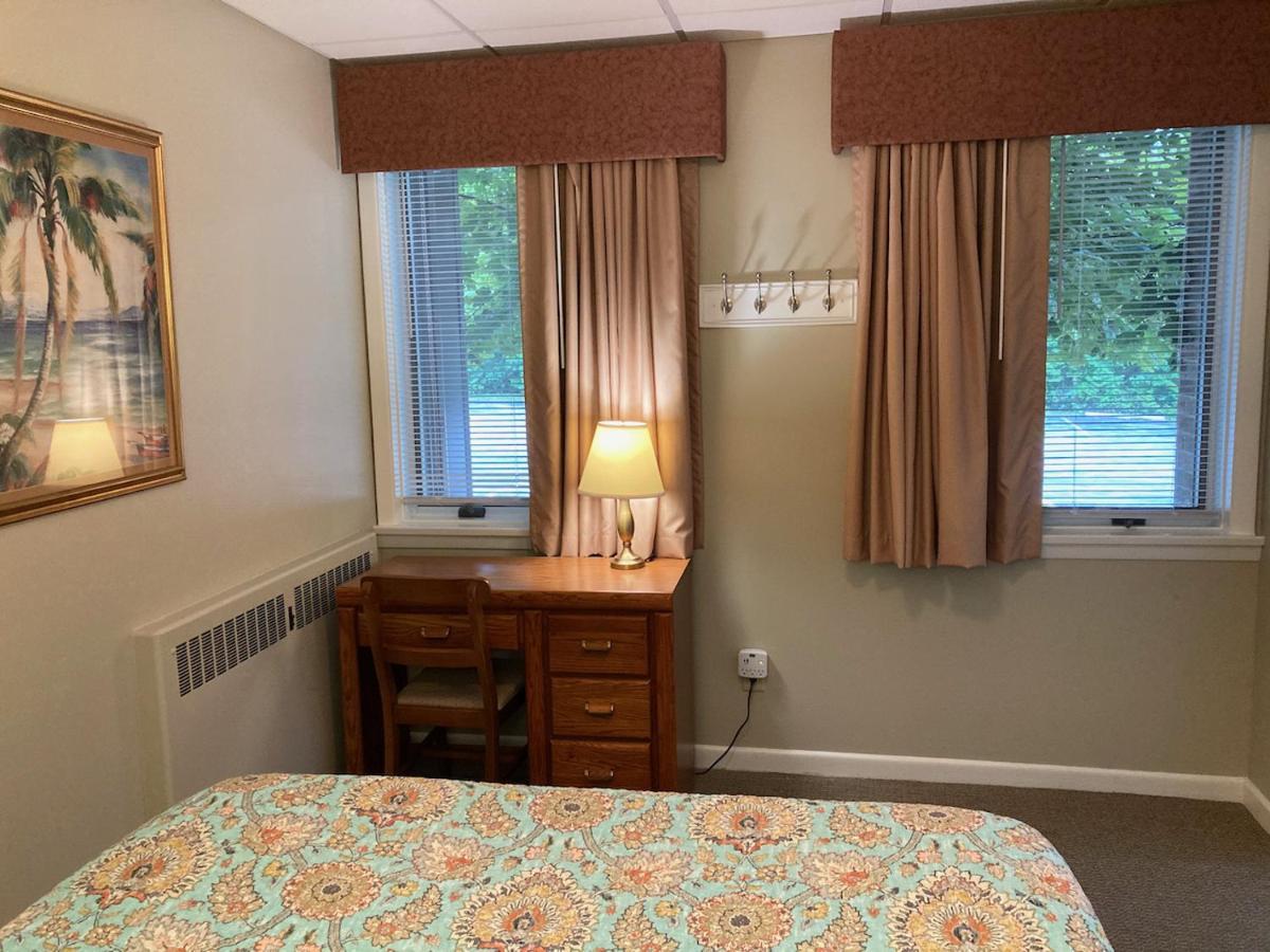 Hotel Grove Retreat & Near Pictured Rocks, Fayette, Trails Garden
