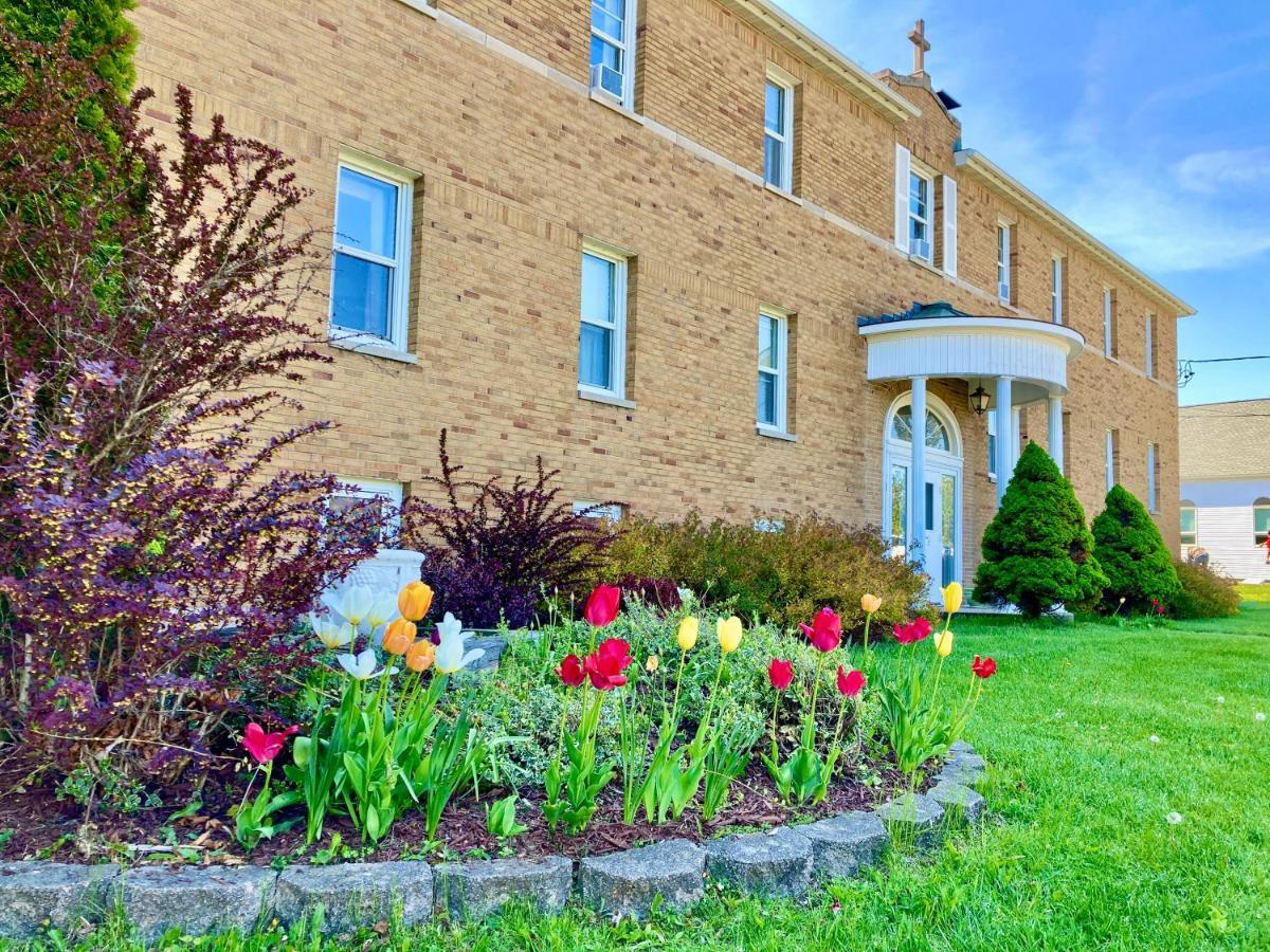 Grove Retreat & Near Pictured Rocks, Fayette, Trails Hotel Garden