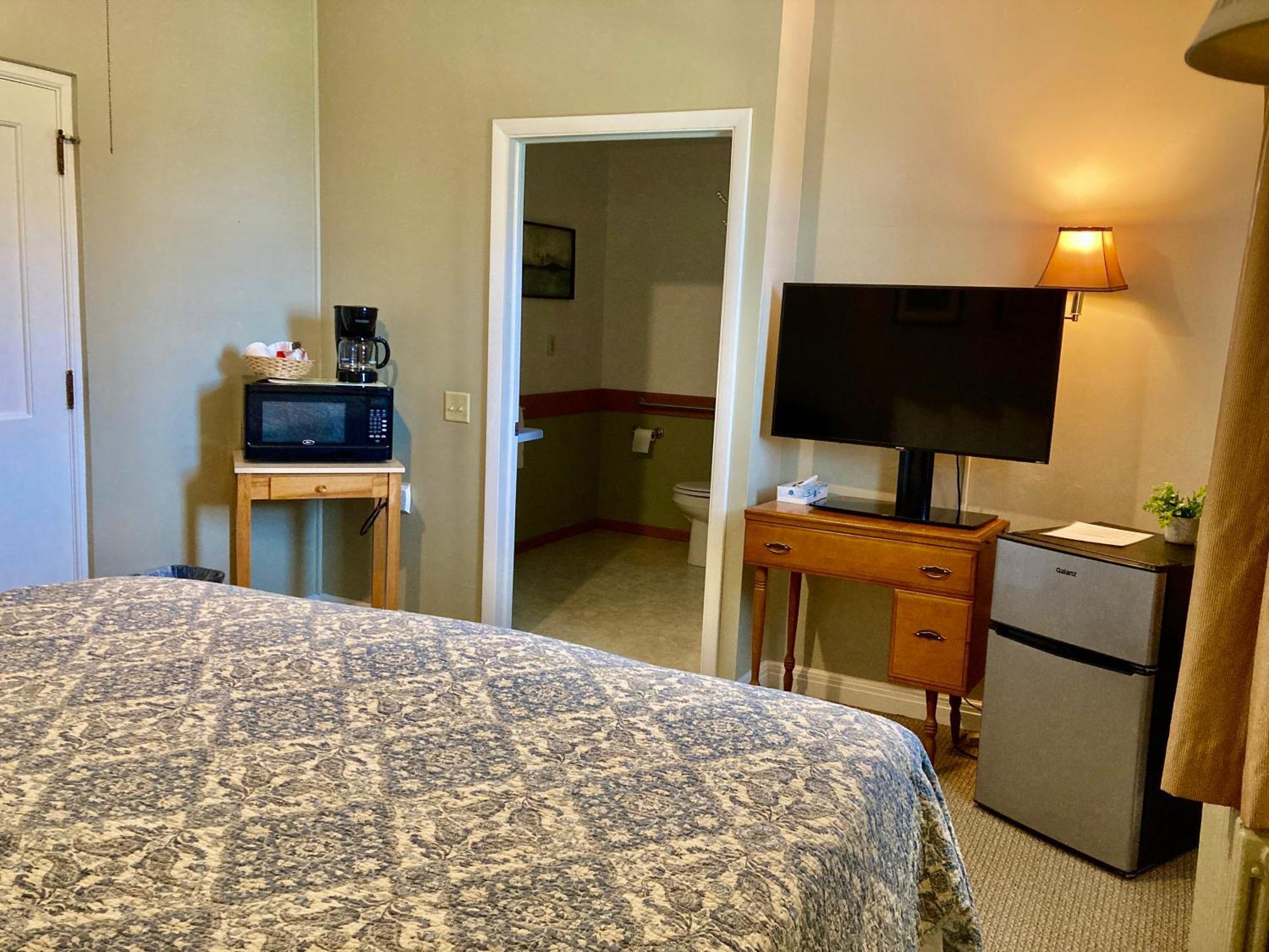 Hotel Grove Retreat & Near Pictured Rocks, Fayette, Trails