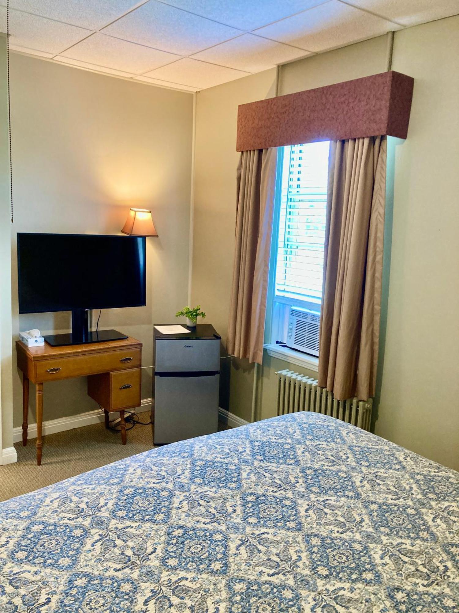 Hotel Grove Retreat & Near Pictured Rocks, Fayette, Trails *