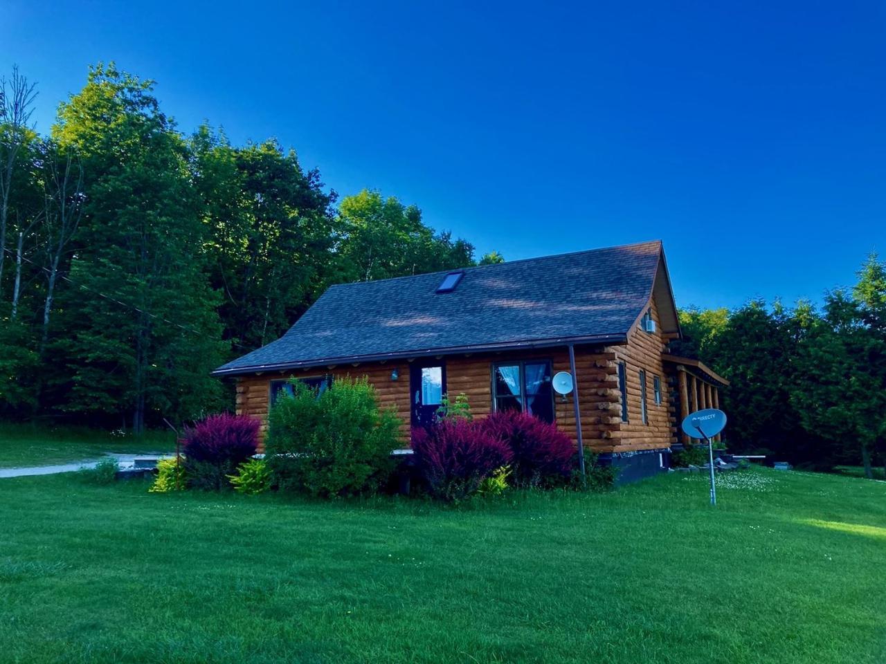 Grove Retreat & Near Pictured Rocks, Fayette, Trails * Garden