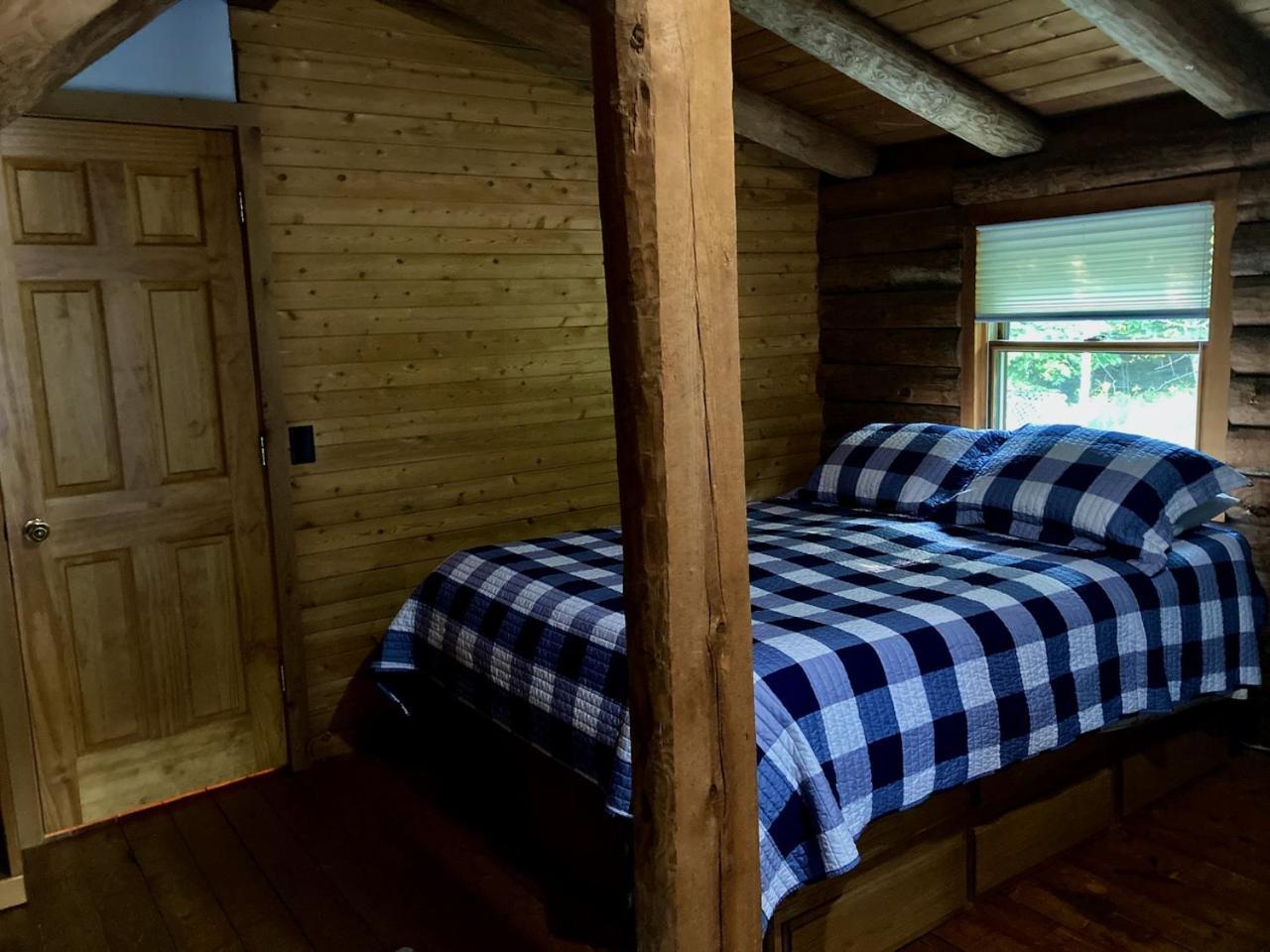 Hotel Grove Retreat & Near Pictured Rocks, Fayette, Trails Garden